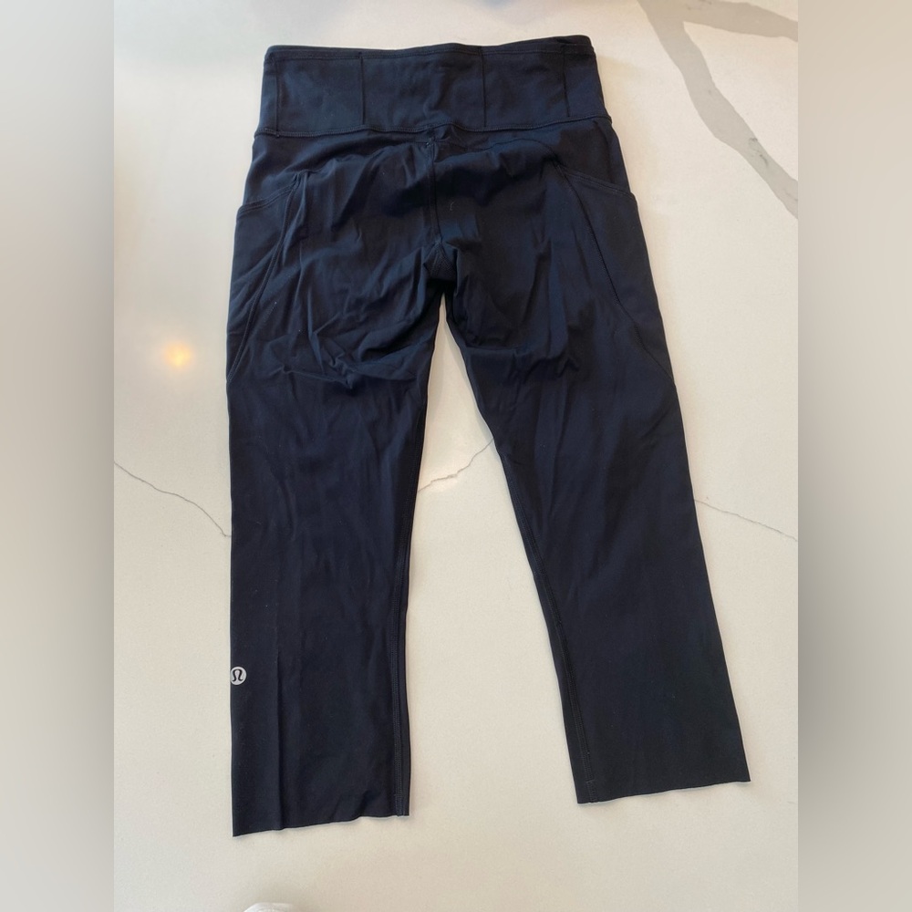 Black crop lululemon leggings size 6 - Picture 2 of 3